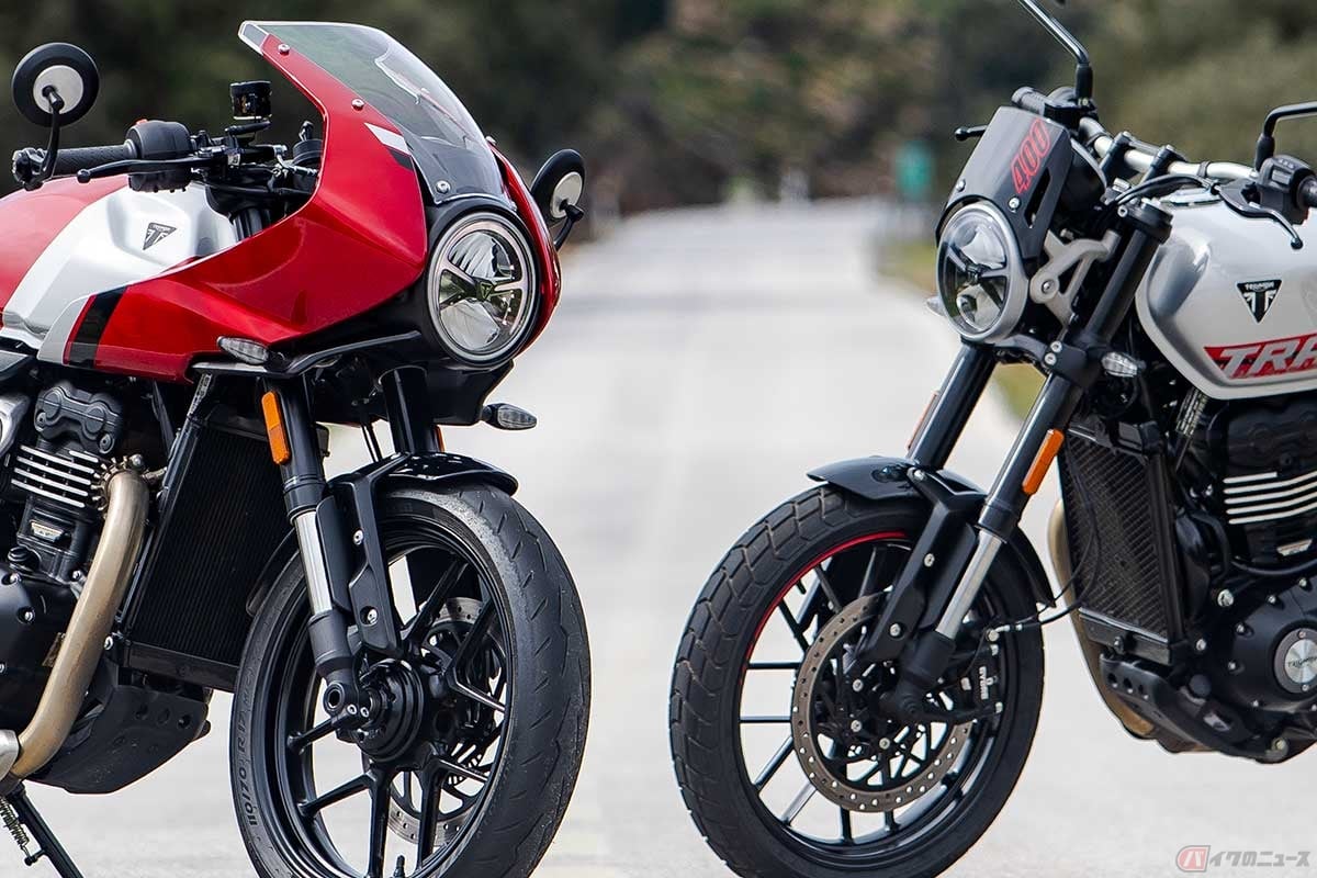 トライアンフ新型「Thruxton 400」(左)と「Tracker 400」(右)。フロントフォークがブラックアルマイト仕上げでよりモダンな統一感を生み出しています。新デザインのホイールも特徴的