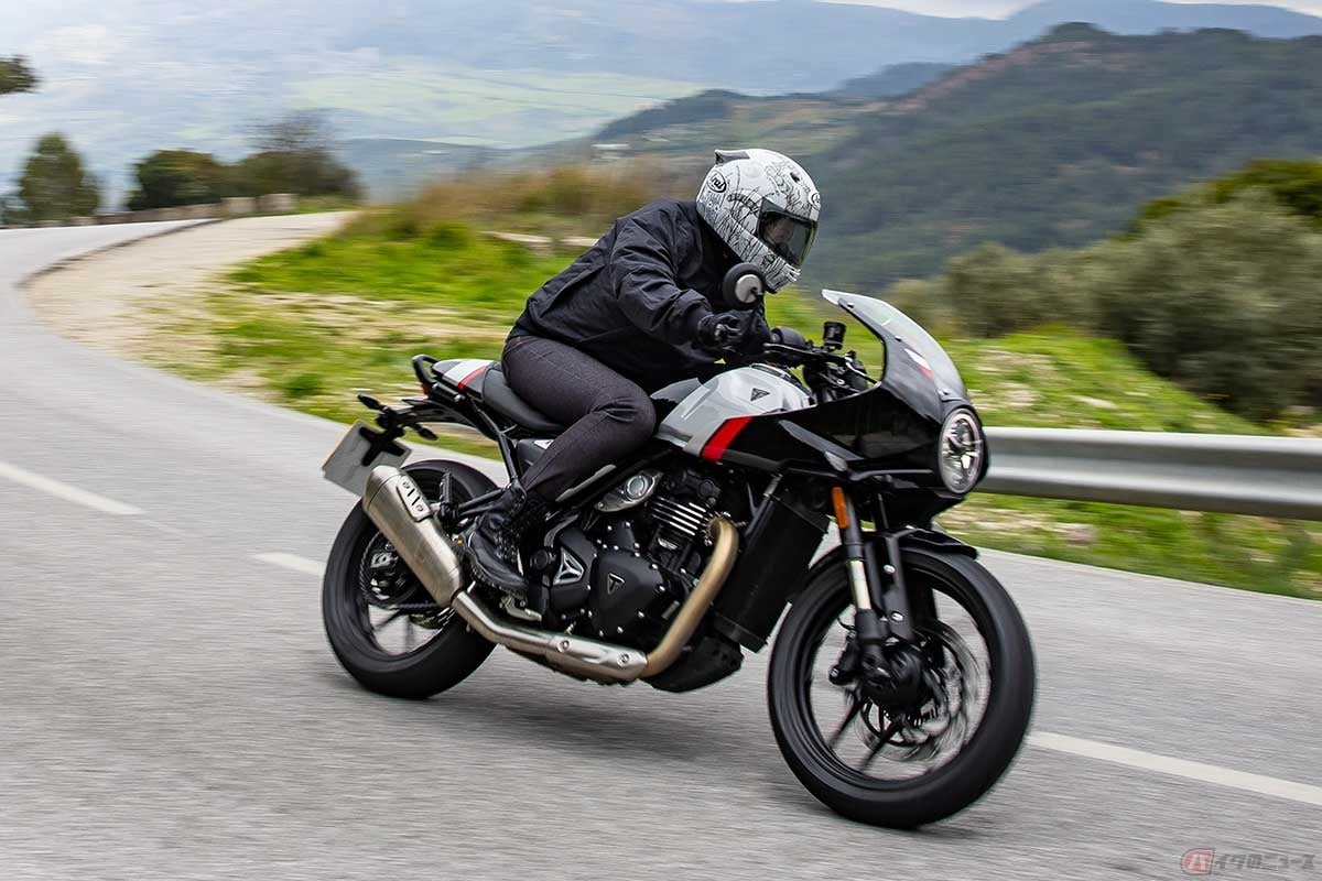 トライアンフ新型「Thruxton 400」に試乗する筆者(ムラタナオコ)。新採用されたクリップオンハンドルは「Speed 400」に比べて40mm狭く、246mm低く設定されており、フットペグは86mm後方、27mm上方の配置。シート高は795mm