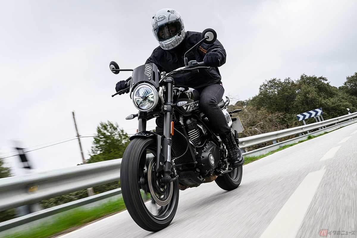 トライアンフ新型「Tracker 400」に試乗する筆者(ムラタナオコ)。愛車の「スクランブラー400X」に乗っていると「普通二輪には見えない大きさだね」と声をかけられることが多々ありますが、「トラッカー400」も同様でマッシブな存在感です