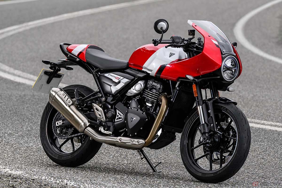 トライアンフ新型「Thruxton 400」の価格(消費税10%込み)は84万9900円から。カラーバリエーションはファントムブラック/アルミニウムシルバー、カーニバルレッド/アルミニウムシルバー、パールメタリックホワイト/ストームグレー、メタリックレーシングイエロー/アルミニウムシルバーの4タイプ設定