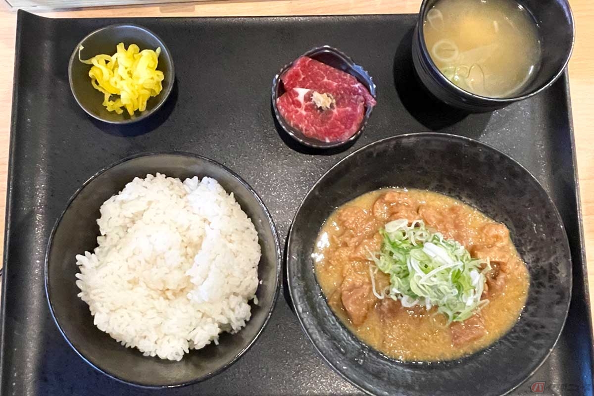 「馬ホルモン煮込みマルミヤ」の「馬ホルモン煮込み定食」