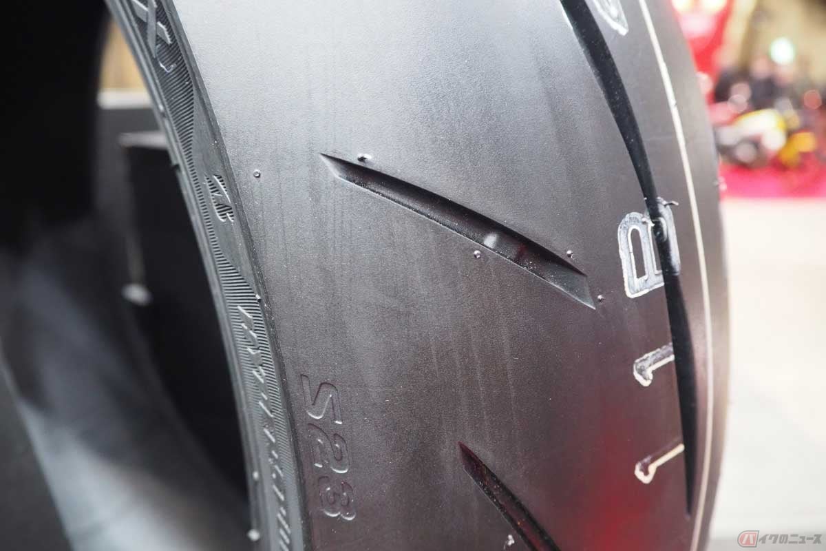 新品タイヤの表面には、製造時に金型からはがれやすくする「離型剤」が付着しており、コレが滑る