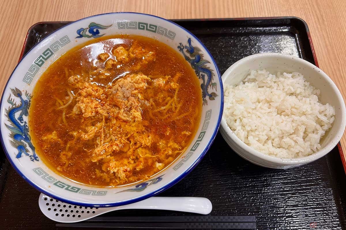 首都高「大黒PA」のフードコートで「大黒旨辛スタミナラーメン(ライス付き)」(900円)を実食。最初からライスがセットの理由は、スープの具材を食べるとよくわかった。これはご飯が欲しくなる!