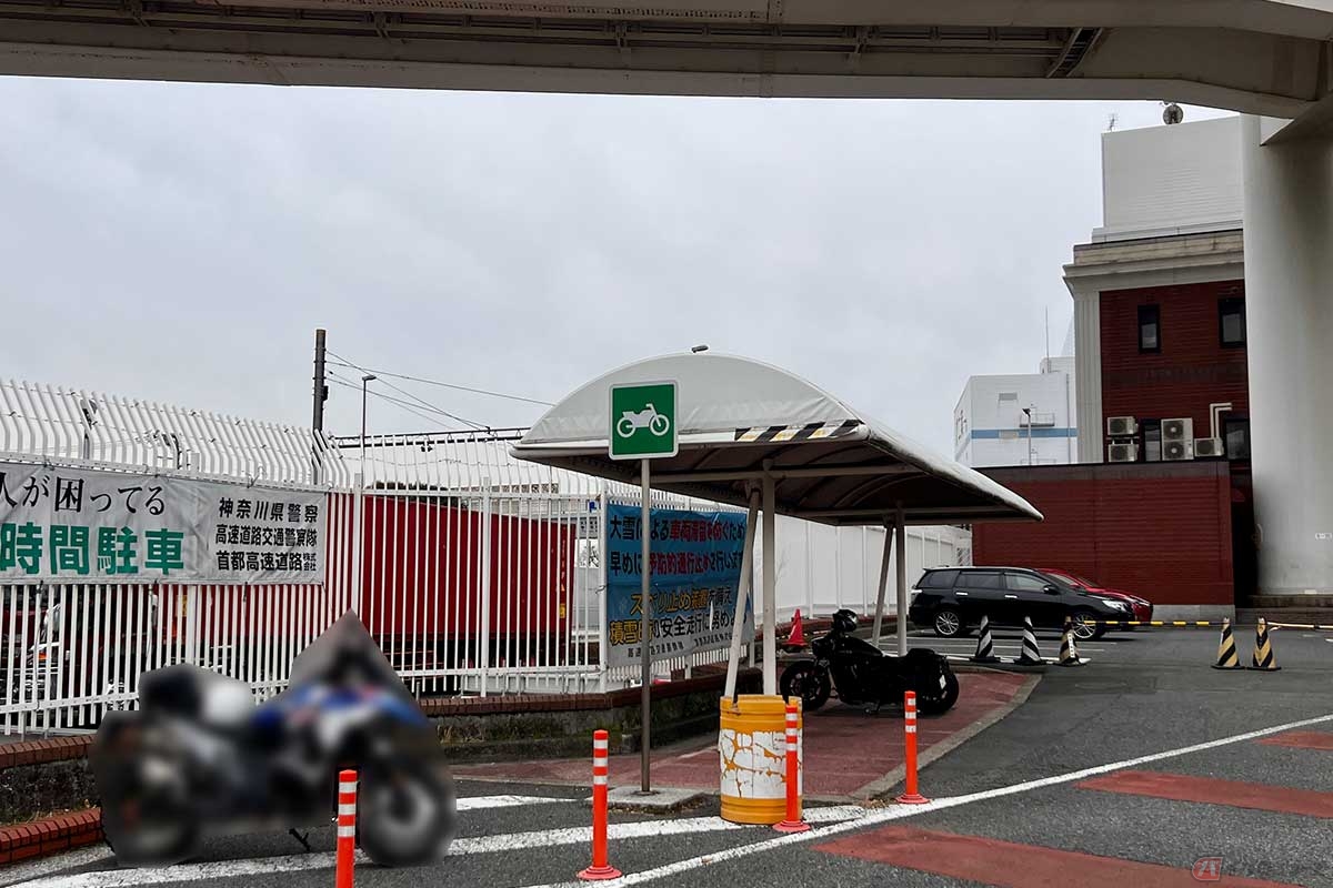 2輪専用の駐車スペースも確保されているが、狭い上に勾配もあり、使い勝手が良いとは言い難い。改善を望みたい
