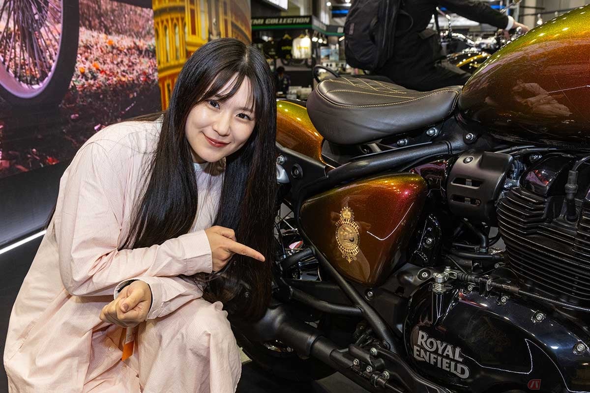 ロイヤルエンフィールド「CLASSIC 650 125TH YEAR ANNIVERSARY SPECIAL EDITION」(参考出品車)と、バイク女子の高梨はづきさん