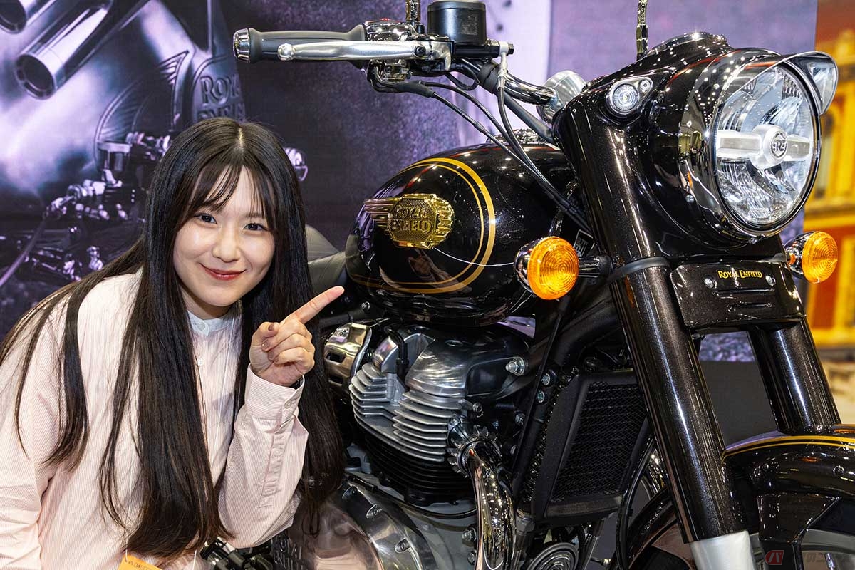 ロイヤルエンフィールド「BULLET 650」（参考出品車）と、バイク女子の高梨はづきさん