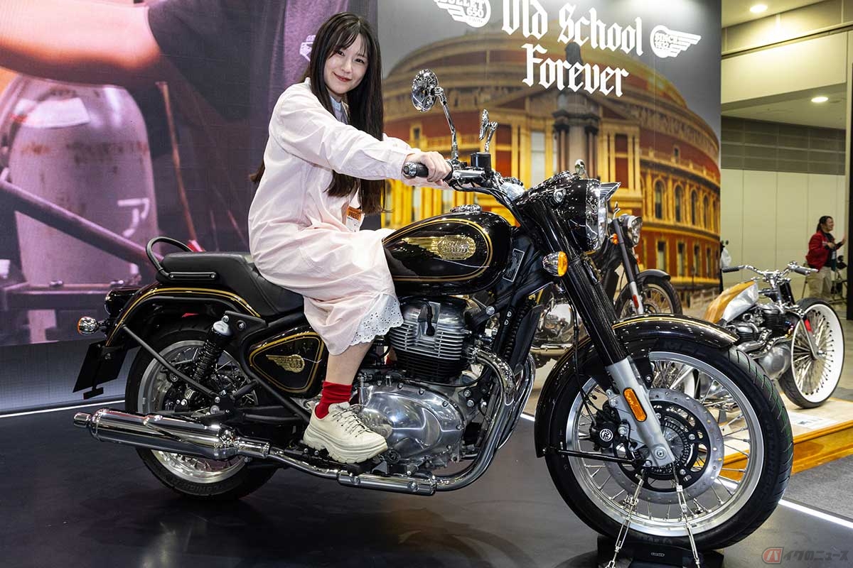 ロイヤルエンフィールド「BULLET 650」(参考出品車)にまたがってみると、身長158cmでもポジションに「ほんの少しの余裕」が感じられた
