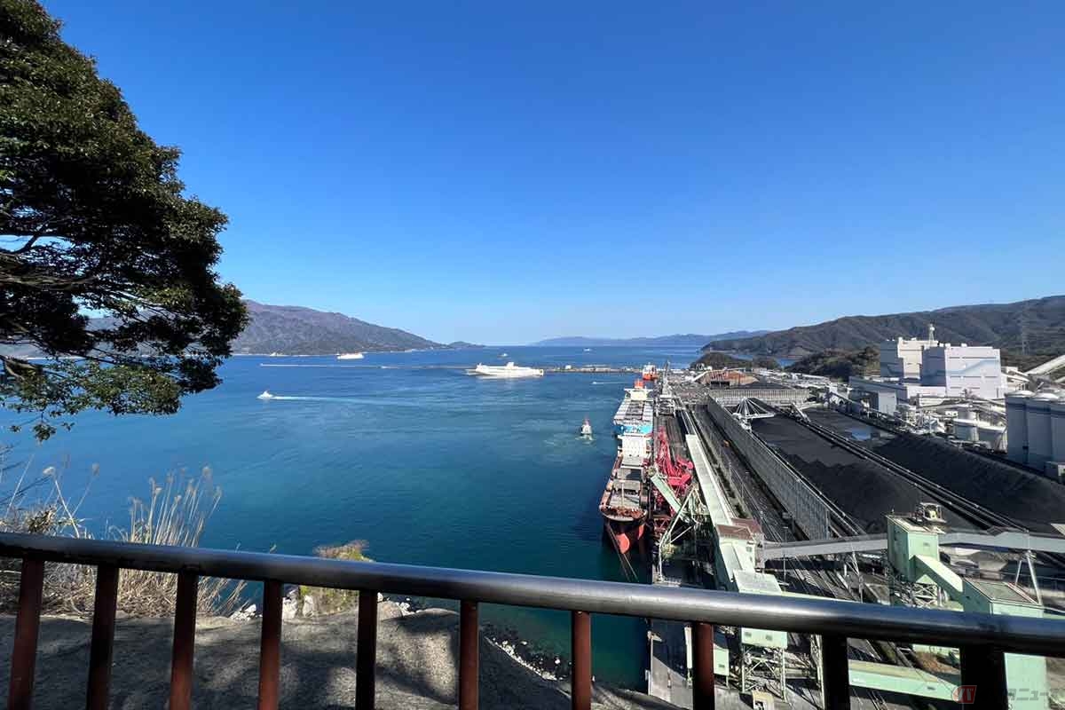 「金ヶ崎城跡」の「月見御殿」と呼ばれる断崖上からの眺め。現在は一部埋め立てられているが、かつては三方を海で囲まれていたという