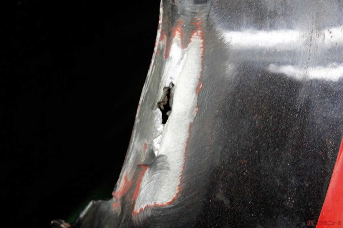 ガソリンタンク内部の汚れ落としと洗浄後に、ガンブラックメタリックの塗膜が剥げ、その下から想定外のサビ穴が出現しました。こうなると現状最善の補修作業が必要不可欠になります