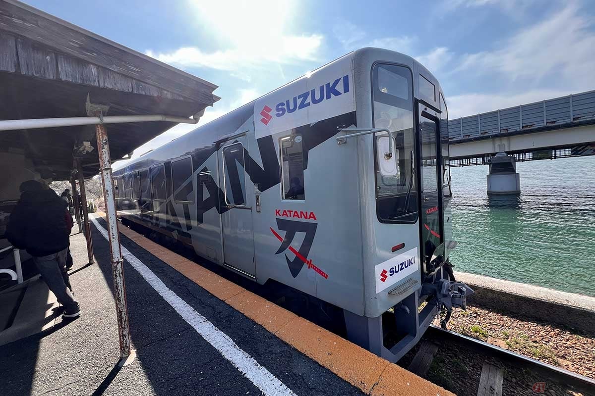 アニメ『ゆるキャン』で観たことがある天龍浜名湖鉄道「浜名湖佐久間駅」に立ち寄ると、たまたまスズキの人気モデル「KATANA」のラッピング列車が