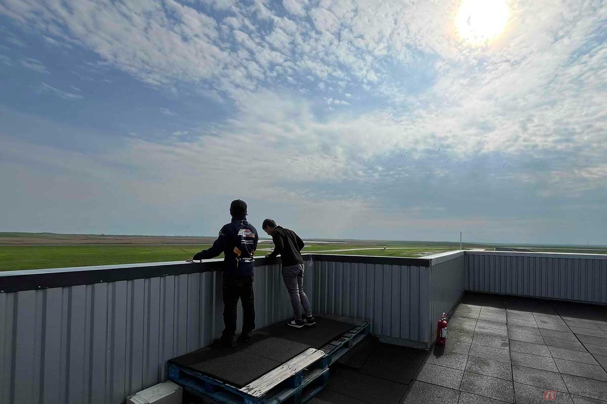 レーシングライダーの大久保光選手。ルーマニアのサーキットでチーム合同トレーニングを行いました