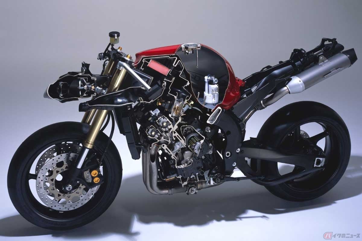 ヤマハ「YZF-R1」(2004年)のカットモデル。アッパーカウルの左右に設けたダクトから、メインフレームの左右を貫通してエアクリーナーボックスに空気を導くラムエア加圧