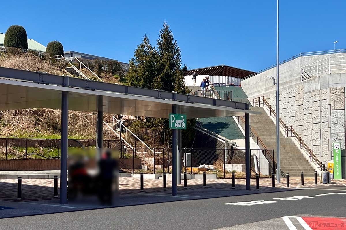2輪専用の駐車スペースには屋根も設置されてしっかり確保されている。奥の階段で上下施設を行き来できる