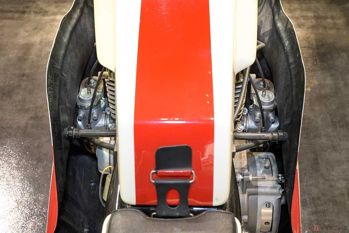 「RD56」のカウルの内側。ロータリーディスクバルブのキャブレターは横向きに装着。並列2気筒なので左右に張り出す