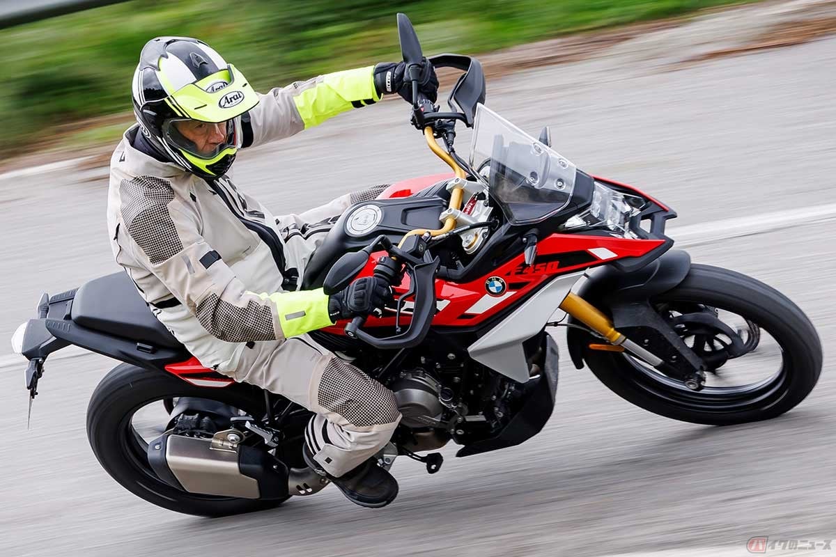 BMW Motorrad新型「F 450 GS」に試乗する筆者（松井勉）
