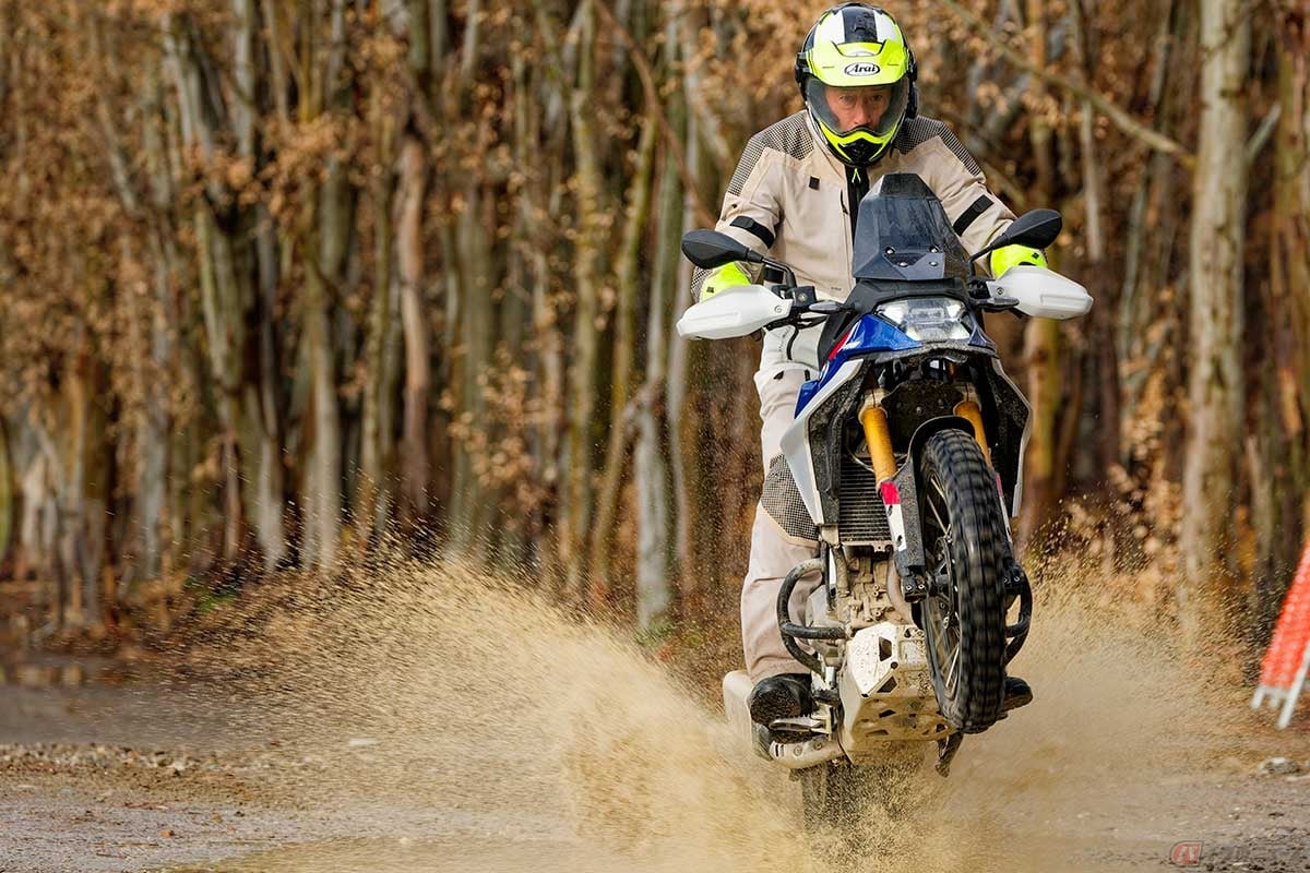 「ERC」を装備する「F 450 GS」GS Trophyでは、クラッチレバーを使わなくてもフロントを浮かせることができる