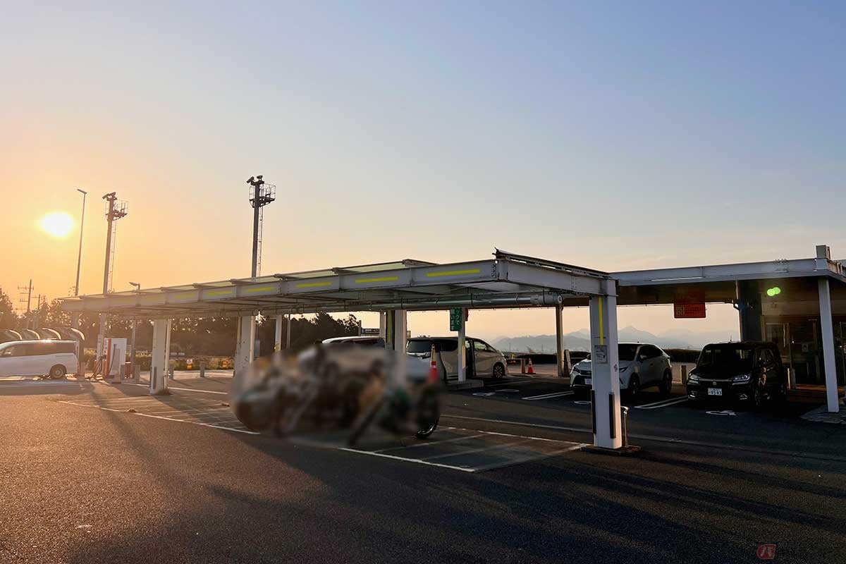 朝陽が眩しかった「NEOPASA駿河湾沼津」(下り)には、大きめの屋根が設置された2輪専用の駐車スペースも確保されている