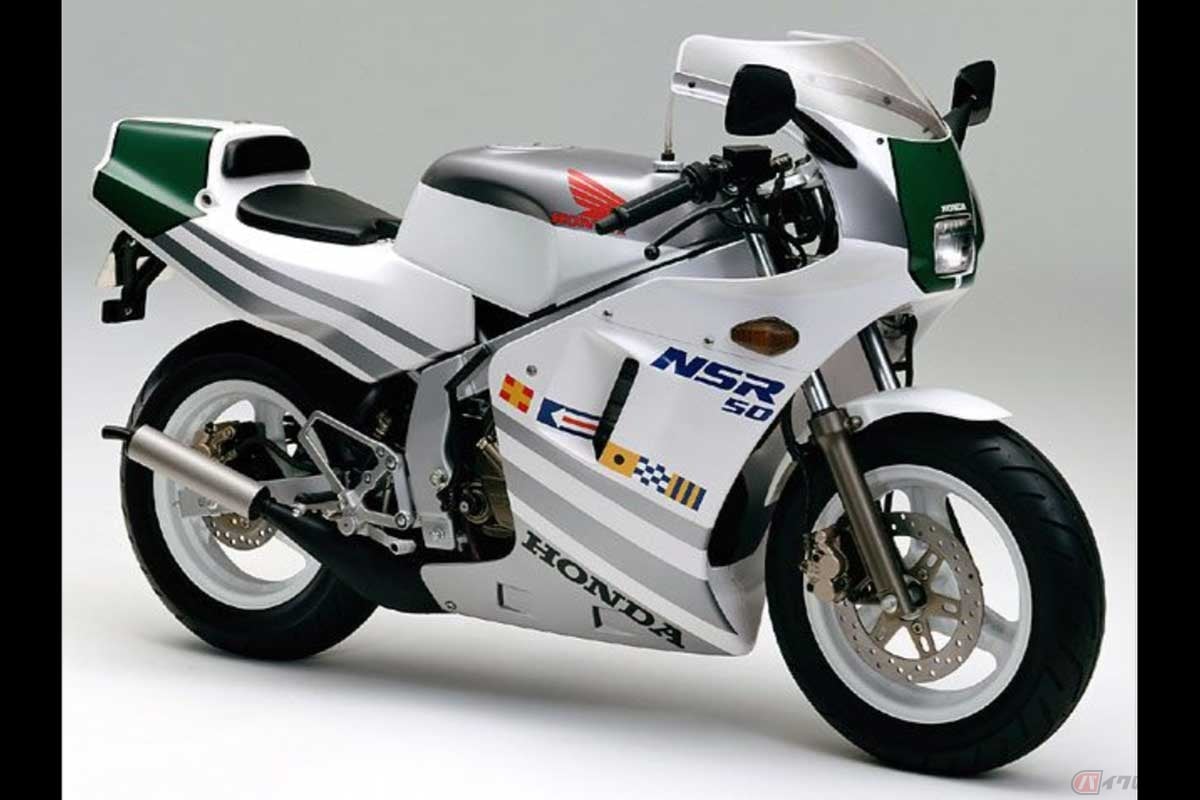 アジノモト・ホンダ・レーシングチームの「TERRAカラー」を纏った「NSR50」（1989年）。通称「銀テラ」