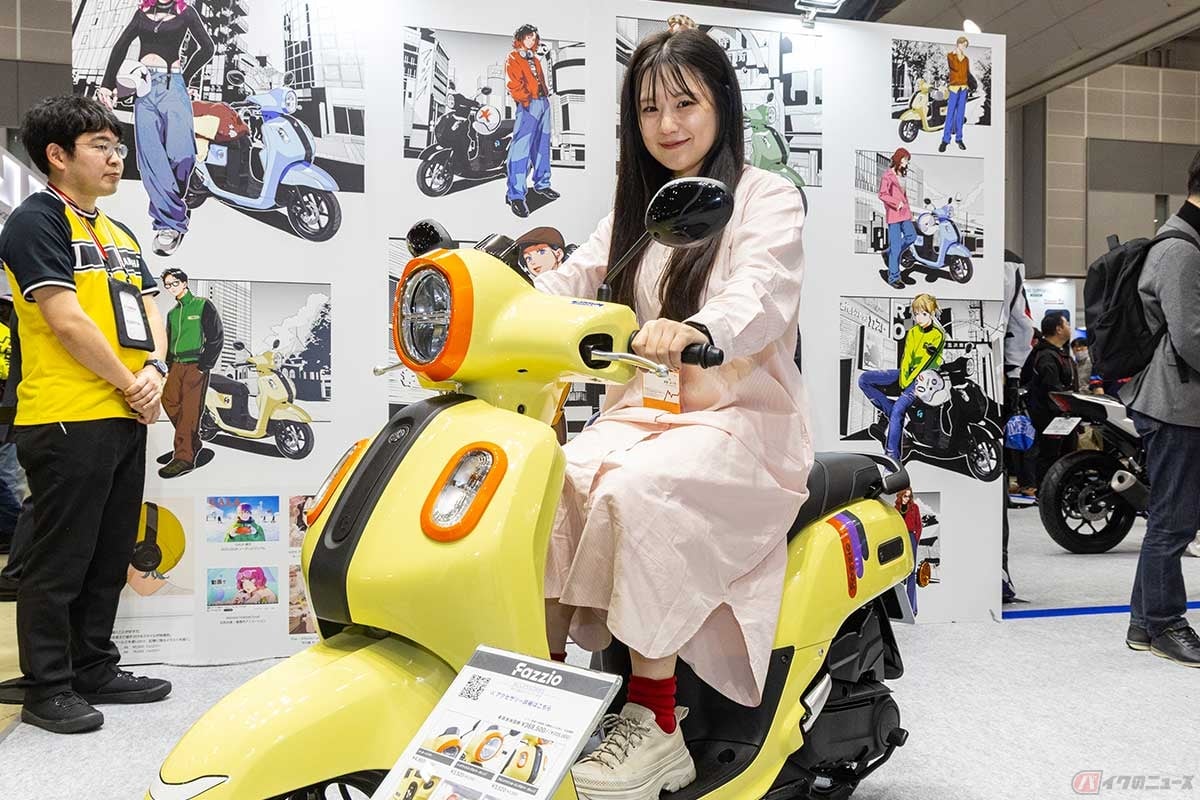 ポップで可愛らしいデザインのヤマハ新型原2スクーター「Fazzio」と、バイク女子の高梨はづきさん