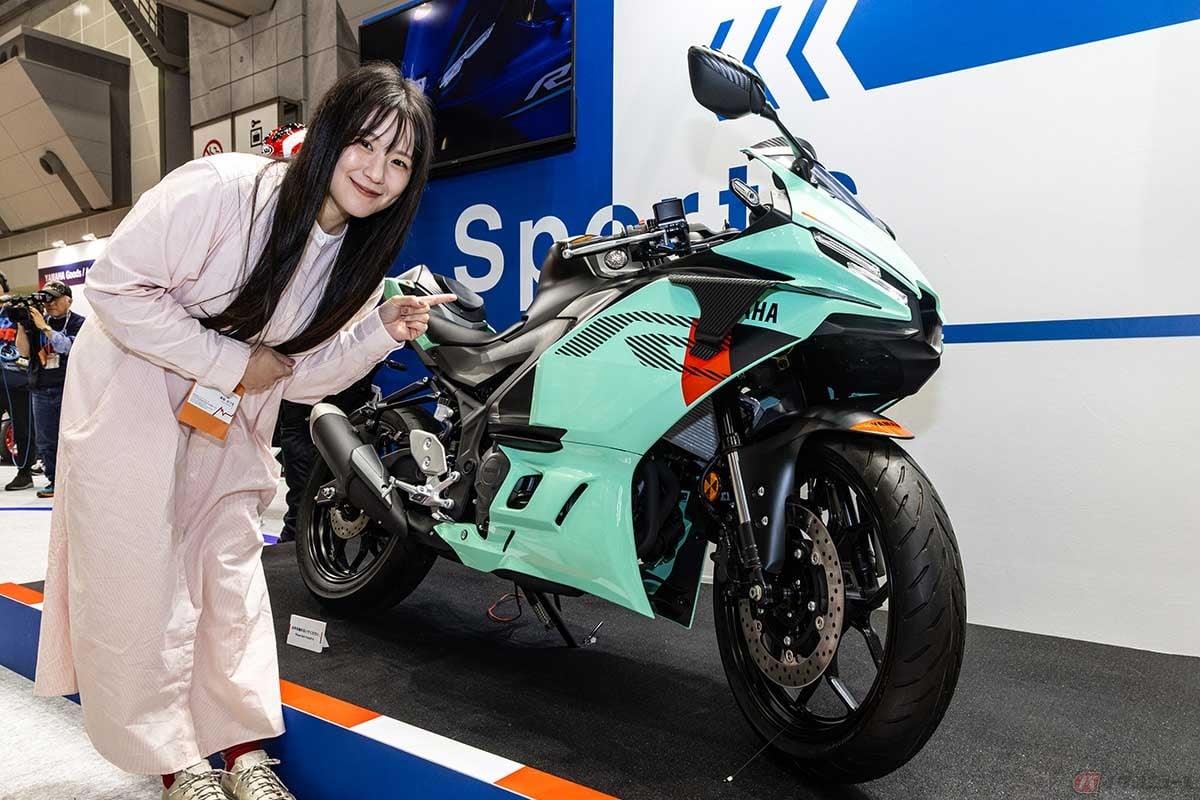 既存のヤマハブルーとは違った印象の新色「ライトグリーン」が採用された「YZF-R3」。爽やかなミントカラーを基調にしている
