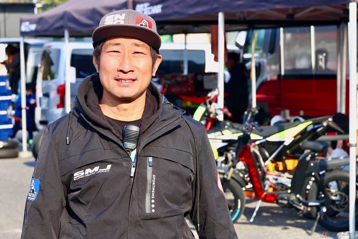かつて全日本モトクロス国際A級、スーパーモト選手として活動していた池田さんは、現在は主催者として競技に携わっている。「スーパーモトを継続発展させていくためにはライダーだけでなく主催者、関係者の協力が不可欠です。競技人口が決して多くない分、みんなで盛り上げていこうという意識が高く、ライダーも積極的に運営に関わっているのが特徴なのです」と話してくれた