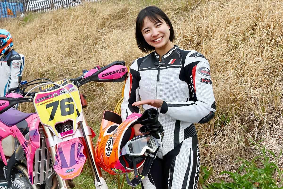 2022年全日本モトクロス選手権レディースクラスチャンピオンの久保まな選手も、スーパーモト初参戦を果たした。マシンはイタリアの「TM Moto」の「SMK 250 ES」。試行錯誤の中、驚異的な順応力を見せつけた。本人は終始レースを楽しんでいた