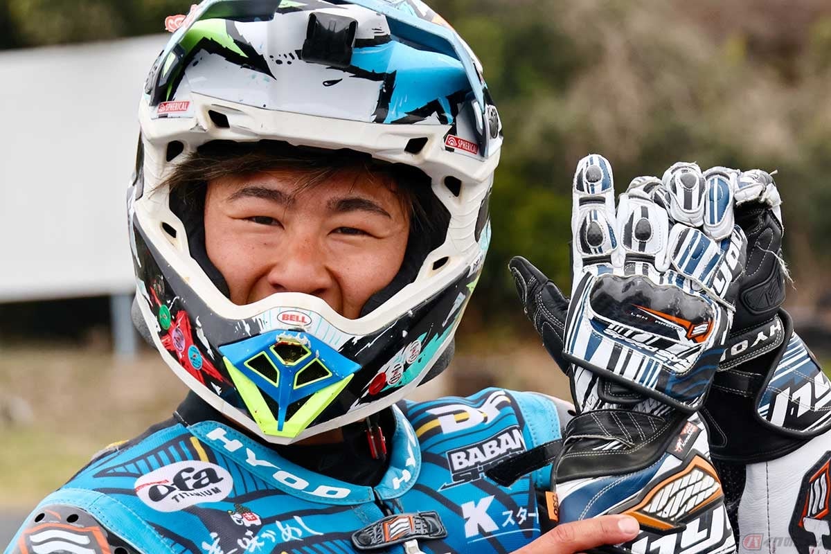 元モトクロス国際A級、現在は全日本エンデューロ選手権国際A級で4連覇中（!!）の馬場亮太選手もまた、常にライディングとマシンセットアップを研究するライダー。デビュー戦にしてスーパーモト最高峰クラスに通用する速さを見せつけた