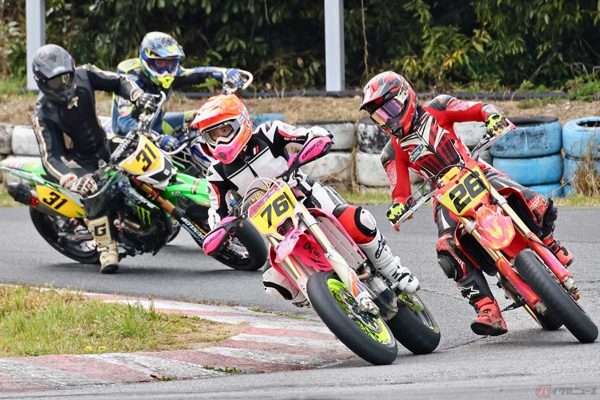 モトクロス現役時代も理論的にライディングや勝ち方を研究してきた久保まな選手（#76）だけに、慣れないターマックも周回ごとにレベルを上げていた。時にステップから足を出さずに荷重をかけているシーンも見られた