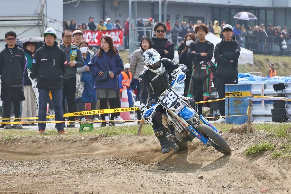 釘村選手が元モトクロス／エンデューロトップライダーたる強さを見せたのは、連続ギャップセクションに入る前のコーナー。スピードを殺さずに進入する独自のラインを見極め、本番でライバルを抜いた。大胆な攻めの発想はオフロードライダーならではとも言える