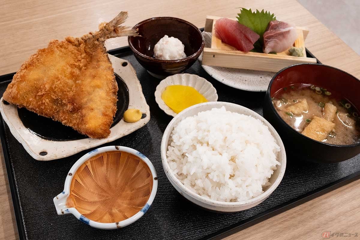 「べに花の郷 桶まる大食堂」の「桶まる定食~お刺身2種とアジフライ~」は、大きめのアジフライと刺身が楽しめる