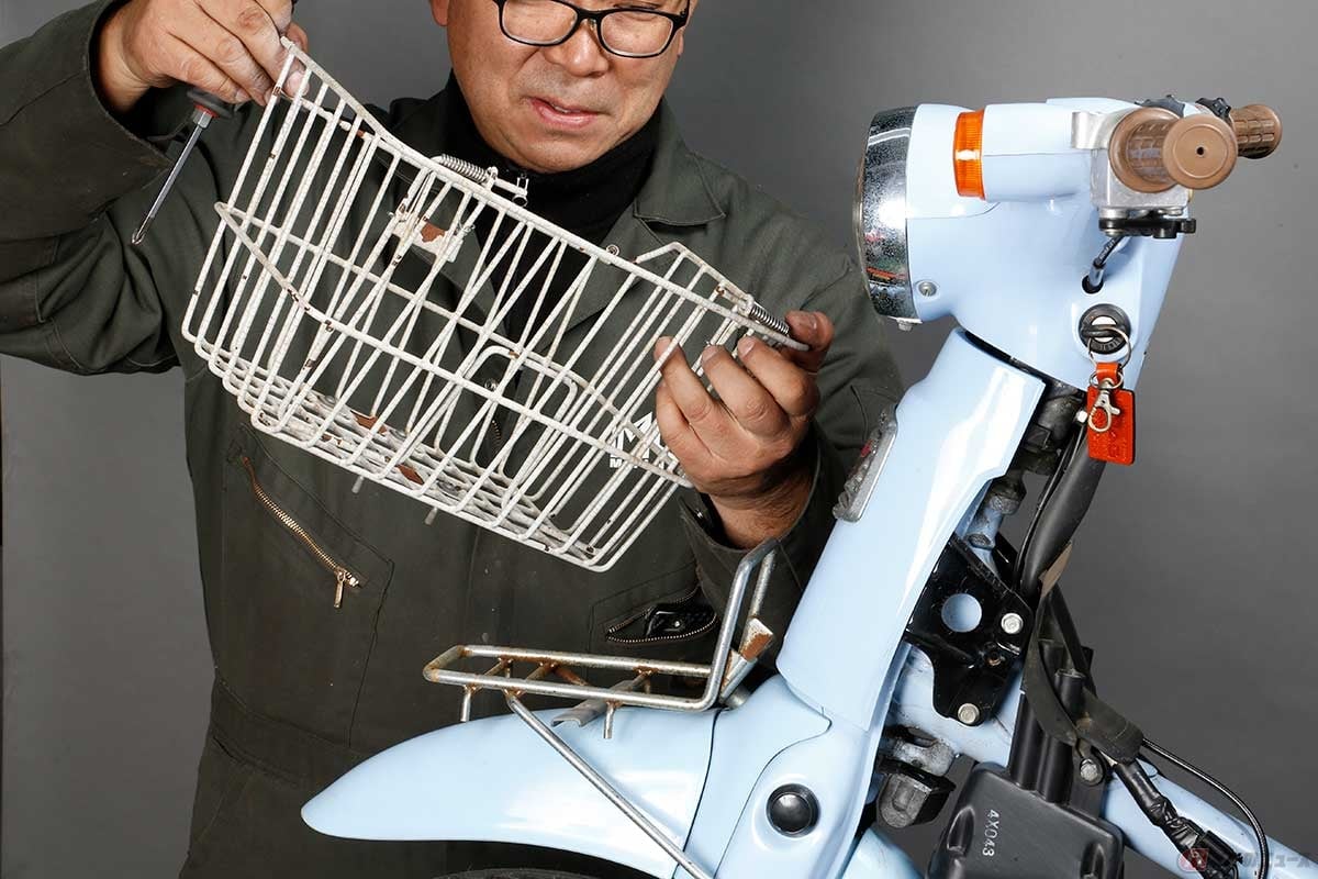 洗車しにくいので前カゴは取り外す。これが駐車場でゴミ箱になっていたので、このバイクが無くなると次は誰のカゴがゴミ箱となるのか？　バイクはキレイに乗りましょう!!