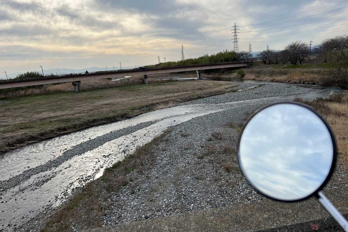両軍がこの姉川を挟んで対峙したと伝わる。かつて血に染まっていたかもしれない穏やかな川の流れを眺めながら、戦国の世にしばし思いを馳せる