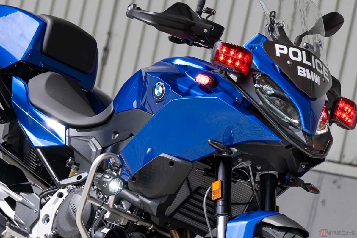大阪府警察「スカイブルー隊」専用のパトロールバイク、通称「青バイ」に採用された「F 900 XR」