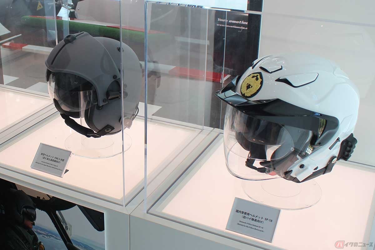 館内の一画には、SHOEIの白バイ用や自衛隊に納入したヘルメットも展示