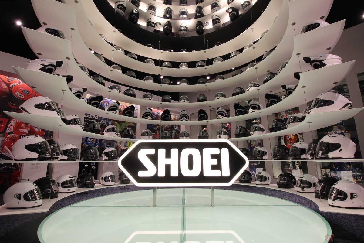 2Fのミュージアム入口に設置されたヘルメットタワーには、モノトーンの現行モデルがズラリと並んでいる。鏡張りの視覚効果で吹き抜けのように見える、絶好のフォトスポットだ