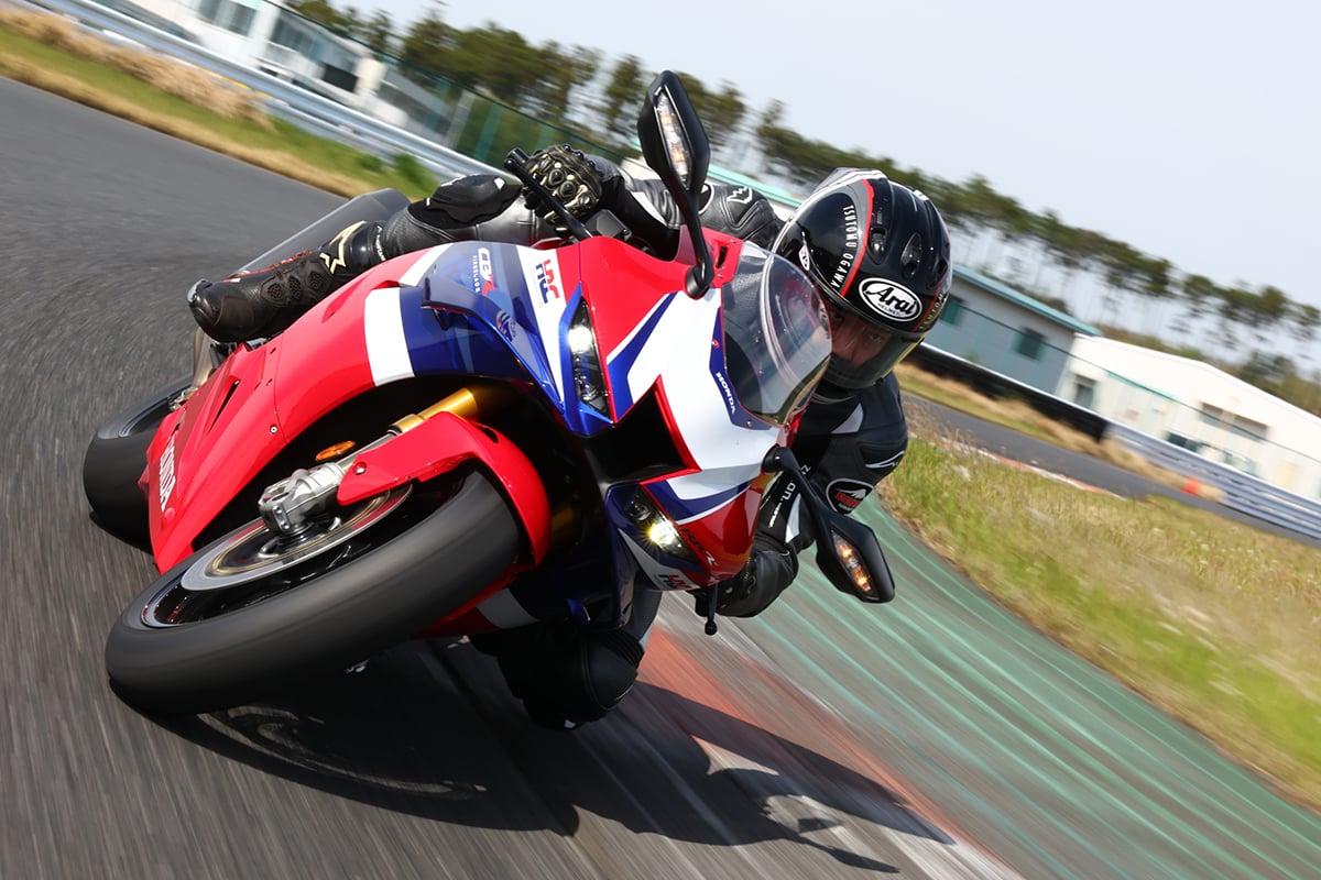 無理せず引き出せる絶大な安心感！ ブリヂストン「BATTLAX RACING STREET RS12」で味わう極上のハイグリップ【PR】