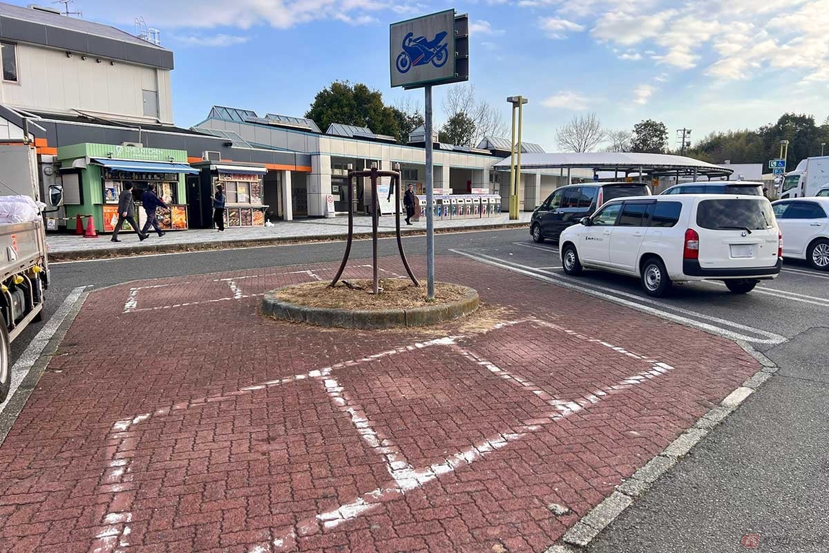 2輪用の駐車スペースがしっかり確保されている。使い勝手も良く、こういう部分でも高評価