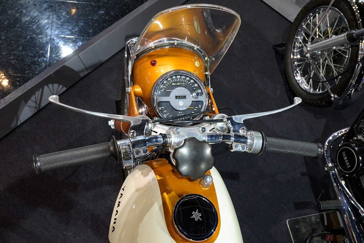 「YDS-1」の最高速は140km/hだが、スピードメーターは200km/hまで、タコメーターも14000rpmまで目盛りが刻まれている
