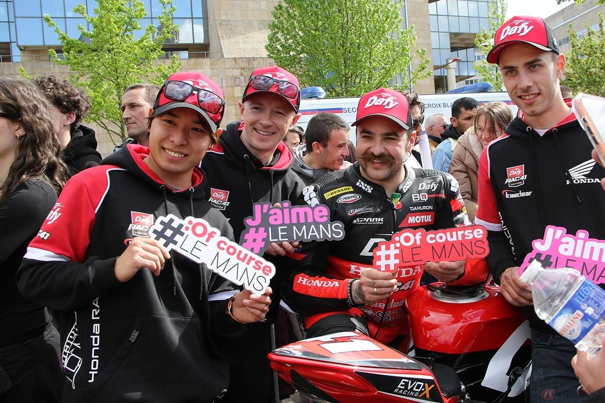 ル・マン市街地でのパレードラン・イベントに参加する石塚健選手たち