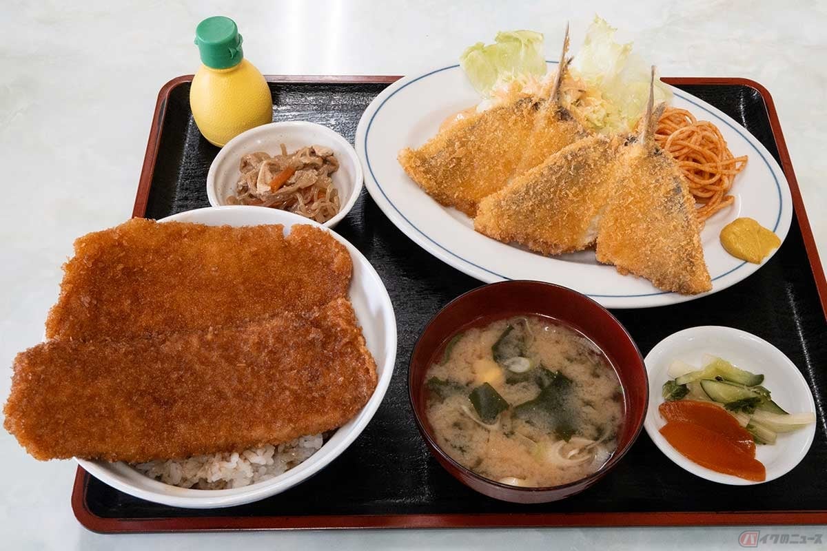 「お食事処ななたき」の「アジフライ」単品と「わらじかつ丼」の、「筆者的・ななたきセット」。味噌汁や小鉢も美味しい