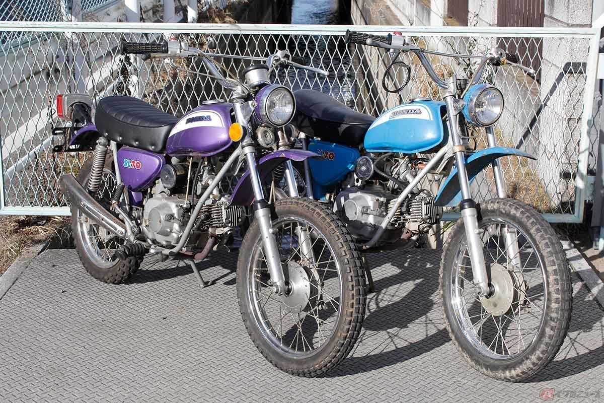 同時に里帰りさせた「SL70(K1)」(左)と「SL70(K0)」(右)。K1のカラーリンググラフィックはK0タイプになっていました。国内モデルの「SL」や「CL」も、1971年はこのグラフィックを採用していました