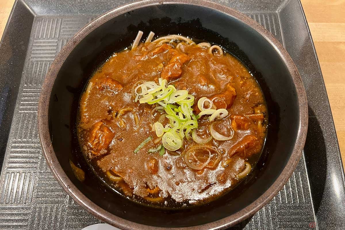 ほぼカレーでそばを覆っている首都高湾岸線「市川PA」の「カレーそば」は、いまどき700円で食べられるコスパの高さにも満足