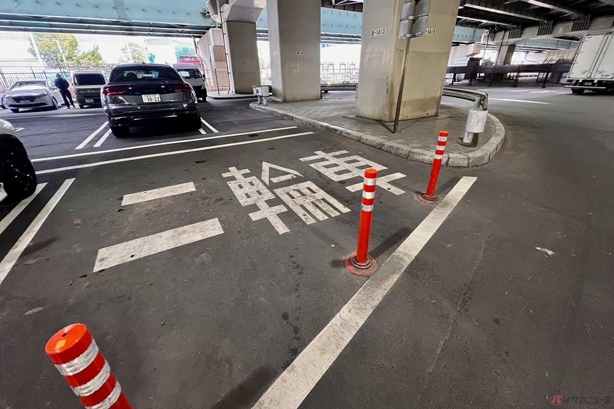 高架下で近代的な作りの「市川PA」には、2輪専用の駐輪スペースも確保されている