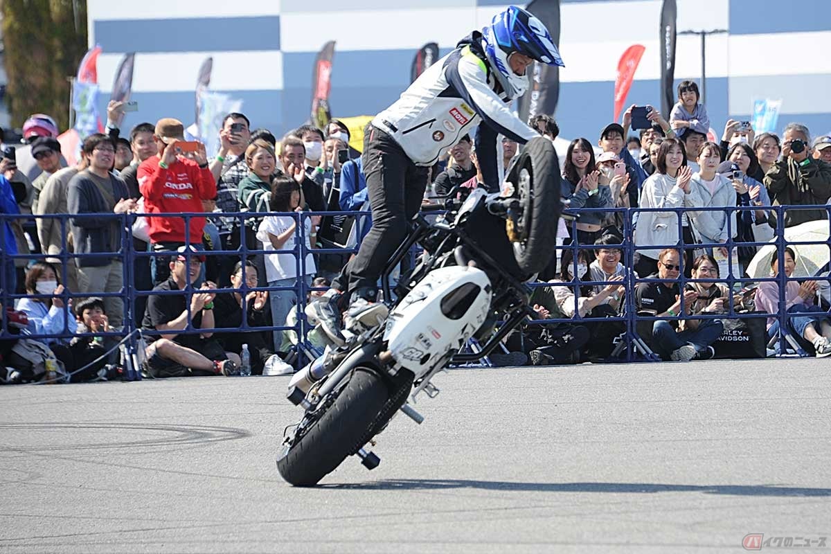 これぞバイク・スタント。小川裕之の圧巻のバイク・スタント・パフォーマンス。バイクの側面に乗るのが、もはやデフォルト!?(写真=中島みなみ)