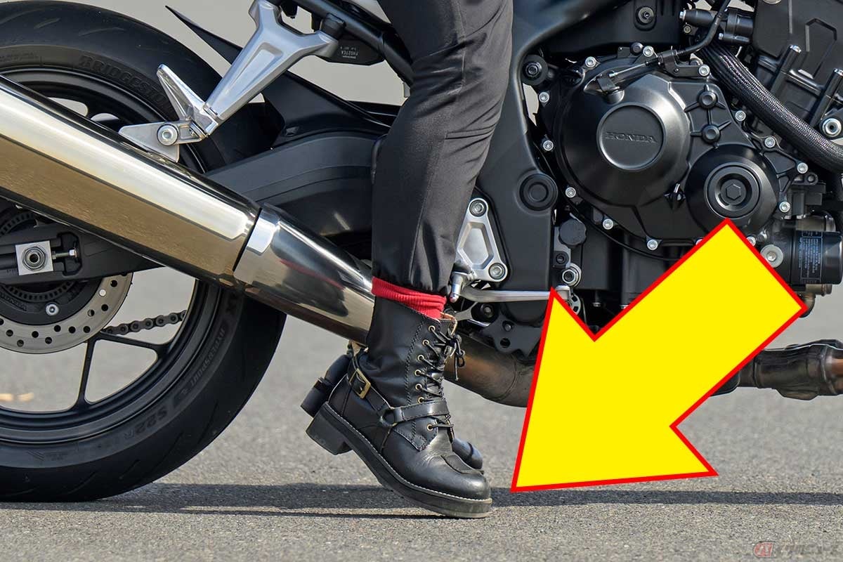 シート高と体格によって「つま先ツンツン」だと、立ちゴケの不安が付きまとう。停車時に車高(シート高)が低くなって欲しいと願うライダーは多いかもしれない……