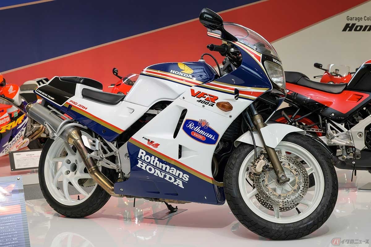 1987年に発売された「プロアーム」初採用の市販車「VFR400R」（特別仕様車）。当時のワークスカラーでレプリカ度も一段とアップしている