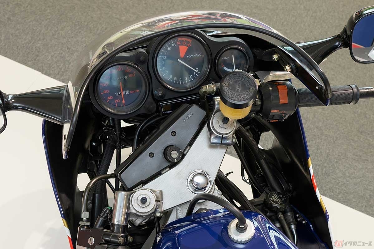 速度計と水温系に挟まれてコックピット中央に配置された回転計の文字盤を見ると、真上（12時）の位置が14000回転からのレッドゾーン。針のスタート位置が泣かせる