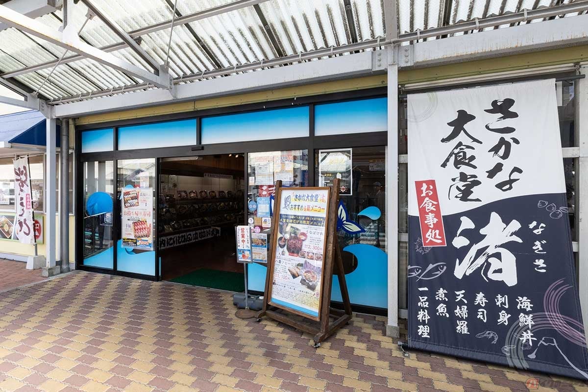 「焼津さかなセンター」内にある「さかな大食堂“渚”」は、900人も収容可能な大きな食堂。アジフライも自慢だとか