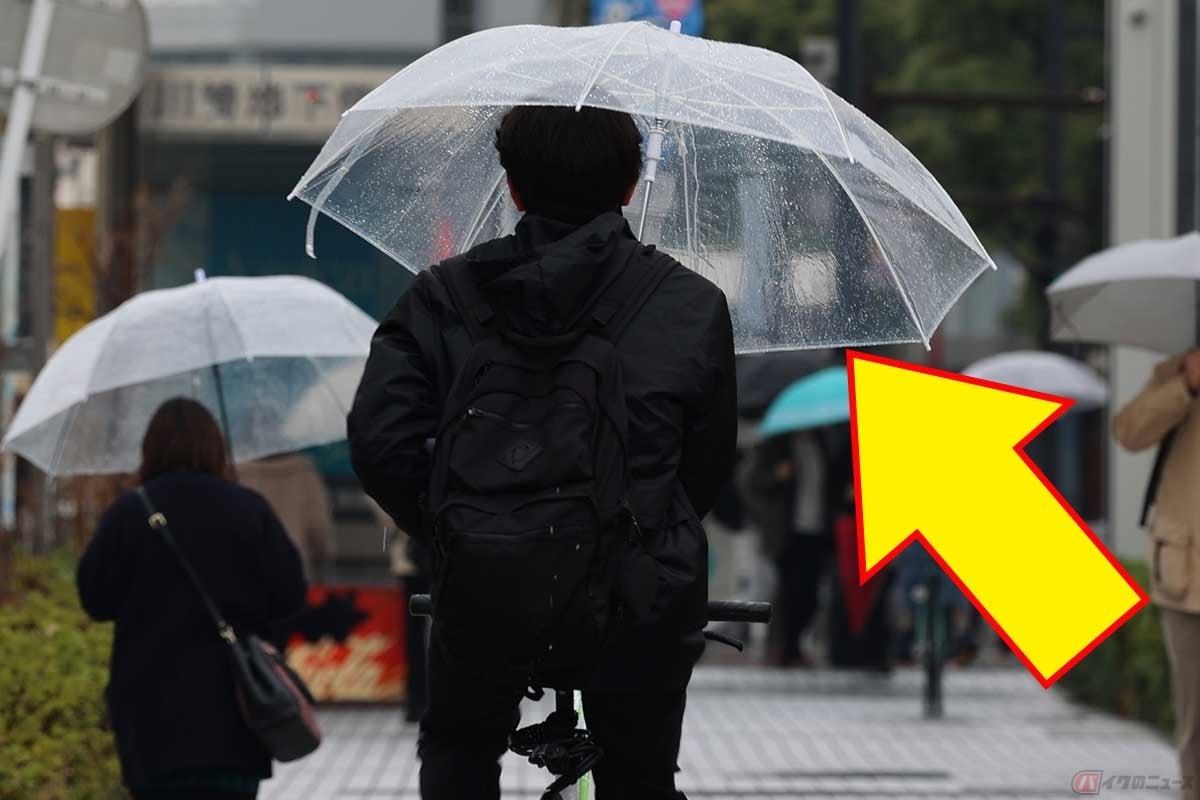 たとえば傘を差しながら自転車で走行し、「一時停止」の標識を無視した場合は同時に2つの違反を行なっており、事故の危険が高いとみなされる