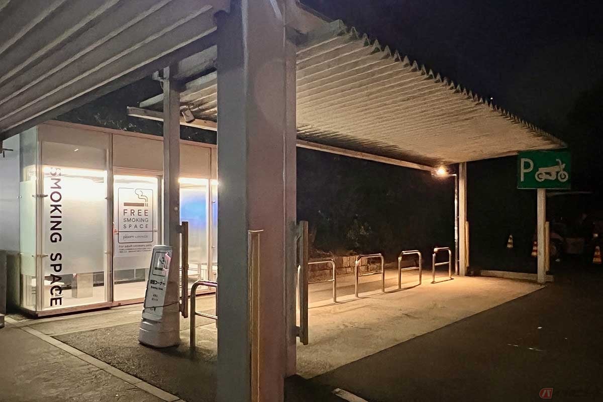 屋根が設置された2輪専用の駐車スペースが確保されている。喫煙所が目の前で愛煙家のライダーにはありがたいかも